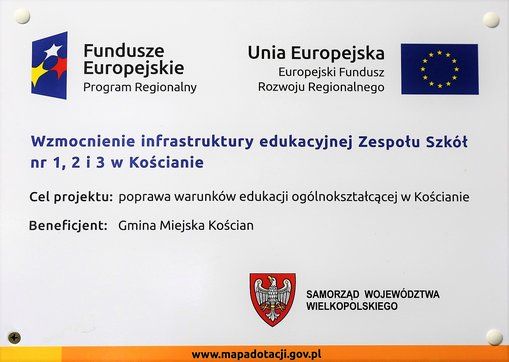Wzmocnienie infrastruktury edukacyjnej Zespołu Szkół nr 1, 2, 3 w Kościanie. Banner - flaga Unii Europejskiej, herb województwa Wielkopolskiego oraz logo Programu Funduszy Europejskich