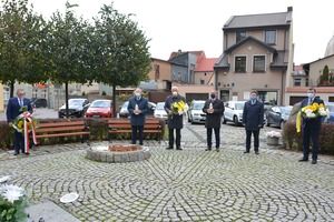  Delegacje samorządowców placu Niezłomnych w Kościanie, w tle drzewa, samochody oraz zabudowania. (photo)