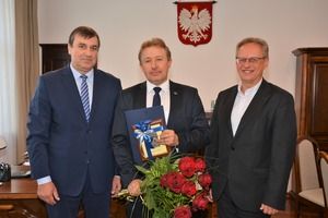 Na zdjęciu są 3 stojące osoby, Burmistrz Piotr Ruszkiewicz, Wojciech Skrzypczak oraz Zastępca Burmistrza Przemysław Korbik (photo)