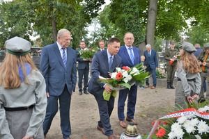 Na Starym Cmentarzu Parafialnym w Kościanie pod Krzyżem Katyńskim przybyłe delegacje po wysłuchaniu przemówienia Burmistrza złożyły wiązanki kwiatów w hołdzie poległym.  (photo)