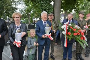 Na Starym Cmentarzu Parafialnym w Kościanie pod Krzyżem Katyńskim przybyłe delegacje po wysłuchaniu przemówienia Burmistrza złożyły wiązanki kwiatów w hołdzie poległym.  (photo)