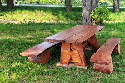 Nowe stoły i ławki na Łazienkach